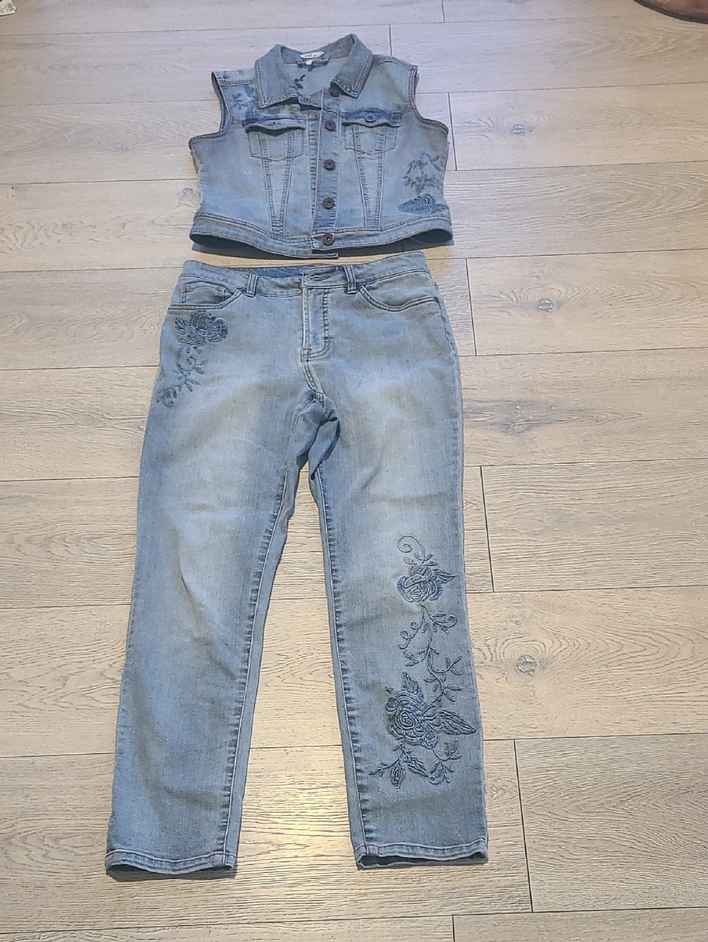 Tribal Jeans  Light Wash Women’s Embroidered Jeans Set - Casual Floral Detail